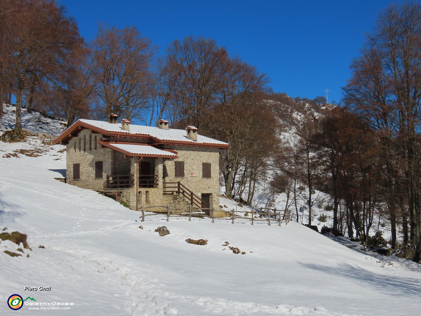 59 Rifugio Monte Zucco (1150 m) con vista sul Monte Zucco.JPG